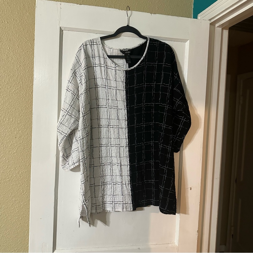 Ali Miles Black and White Tunic Top